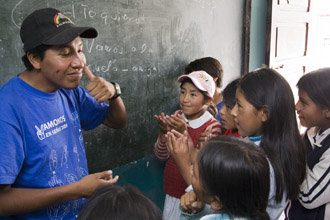 Hugo lehrt Bolivianische Gebärdensprache
